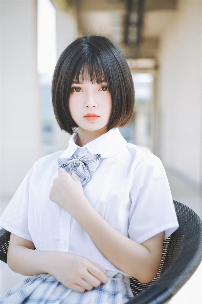 日本娃娃短发小学妹萌萌哒美少女白色校服格子百褶裙校园内写真(1/12) 美图 第1张