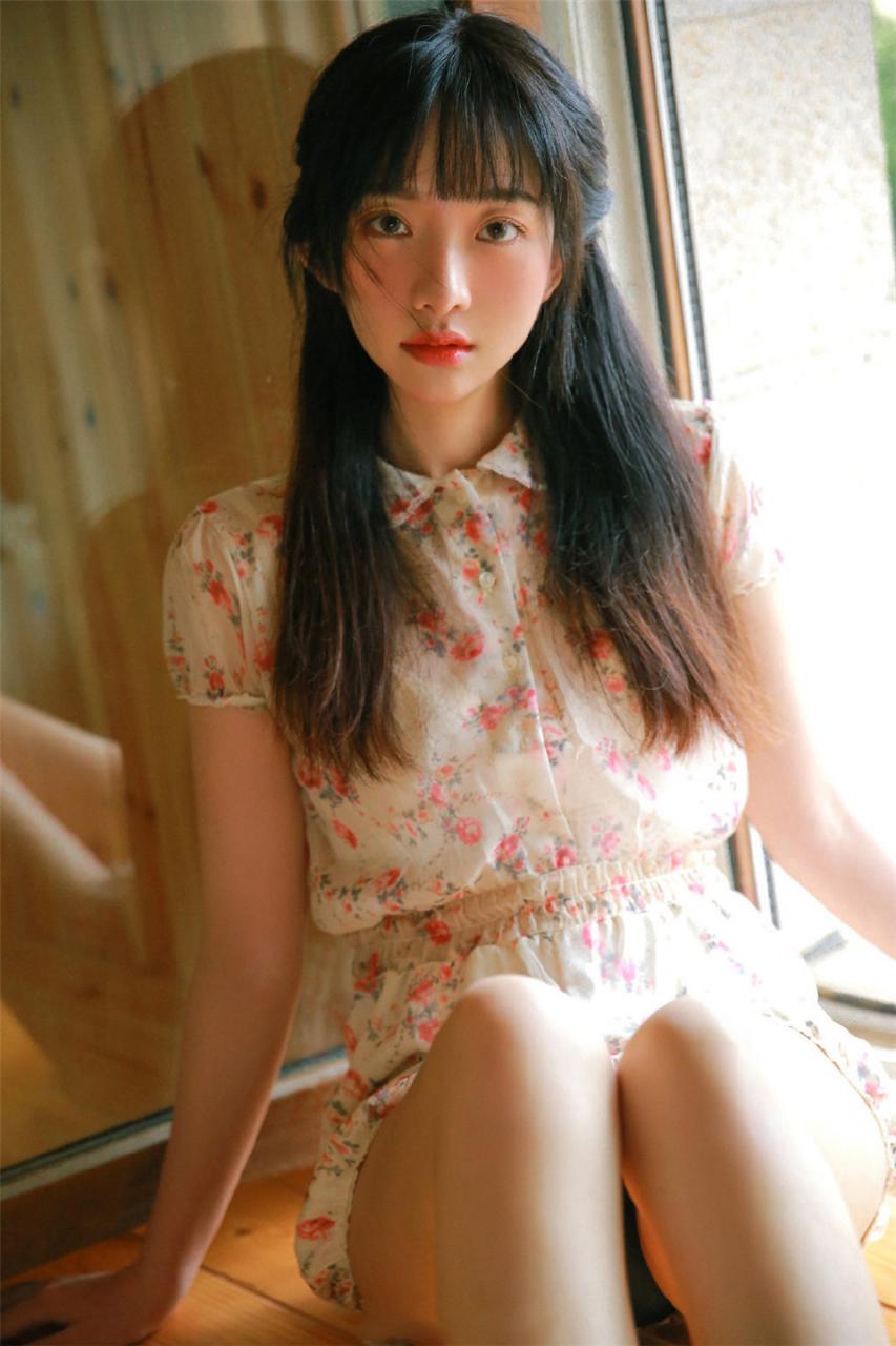 优雅灵动长腿小清新长发披肩美少女居家生活浪漫迷人写真(1/12) 美图 第1张