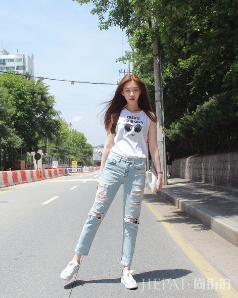 首尔街拍 跟韩国女生一起穿上破洞牛仔裤！ 街拍潮人 第2张
