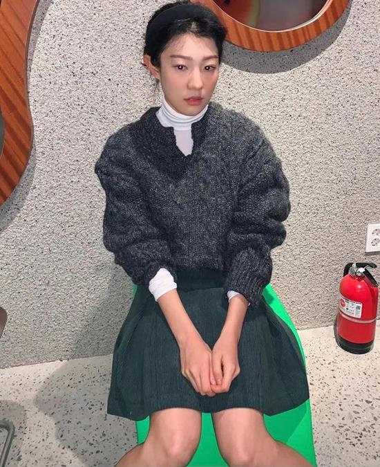 约会必备：韩国女孩的软妹风毛衣 穿搭技巧 第4张