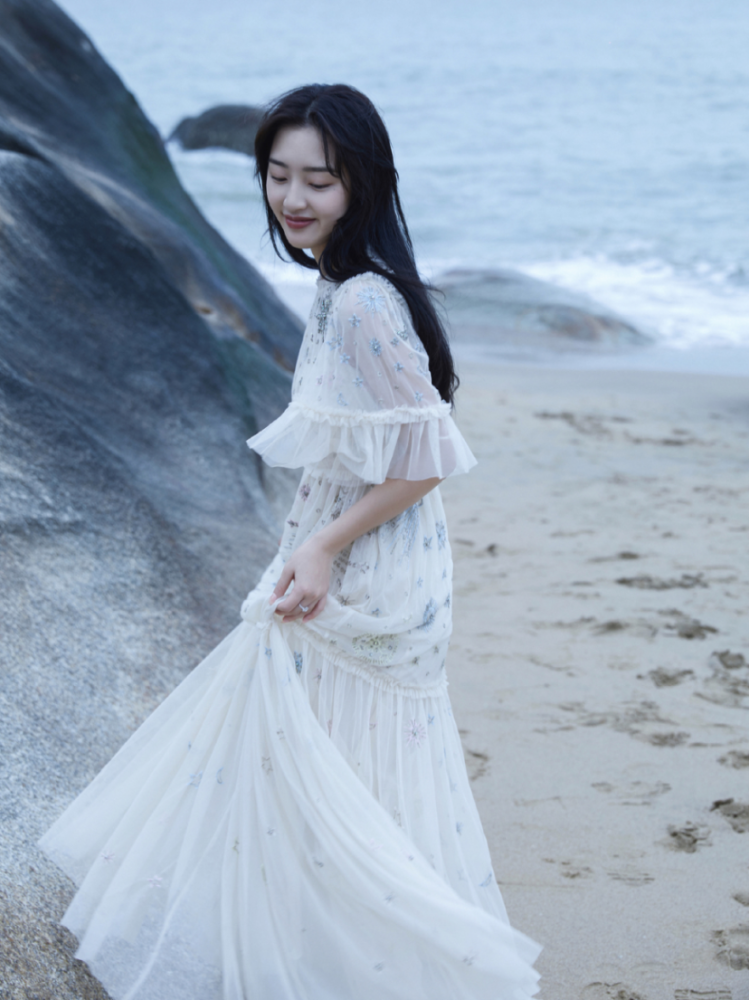 时代俊峰“大公主”邓恩熙穿一袭钻石裙，成熟又有魅力 明星搭配 第3张