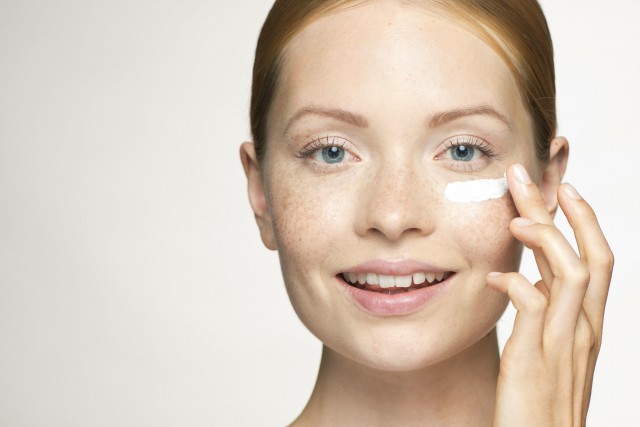 眼霜怎样使用能避免生脂肪粒 这些使用眼霜的正确方法 美容健康 第1张